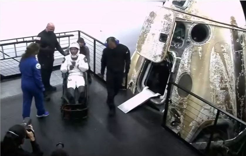 Mission Alpha - l'équipage dans la capsule après l'amerrissage