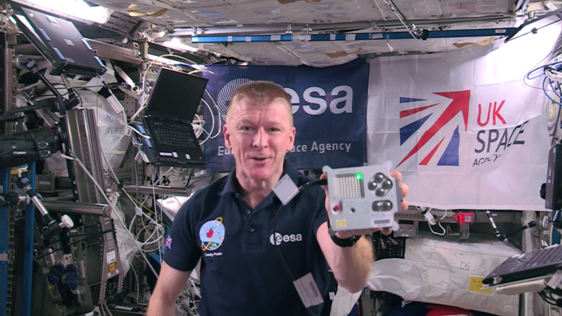 L&#039;astronaute anglais de l&#039;ESA, Tim Peake, avec un ordinateur Astro Pi à bord de l&#039;ISS